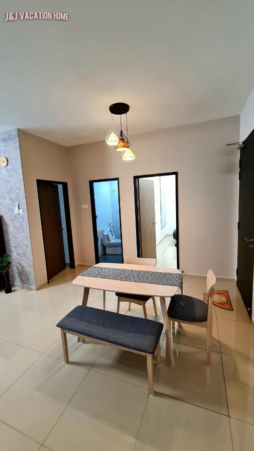 J&J Vacation Home@Novo8 Residence Kampong Tambak Exterior foto