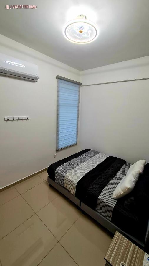 J&J Vacation Home@Novo8 Residence Kampong Tambak Exterior foto